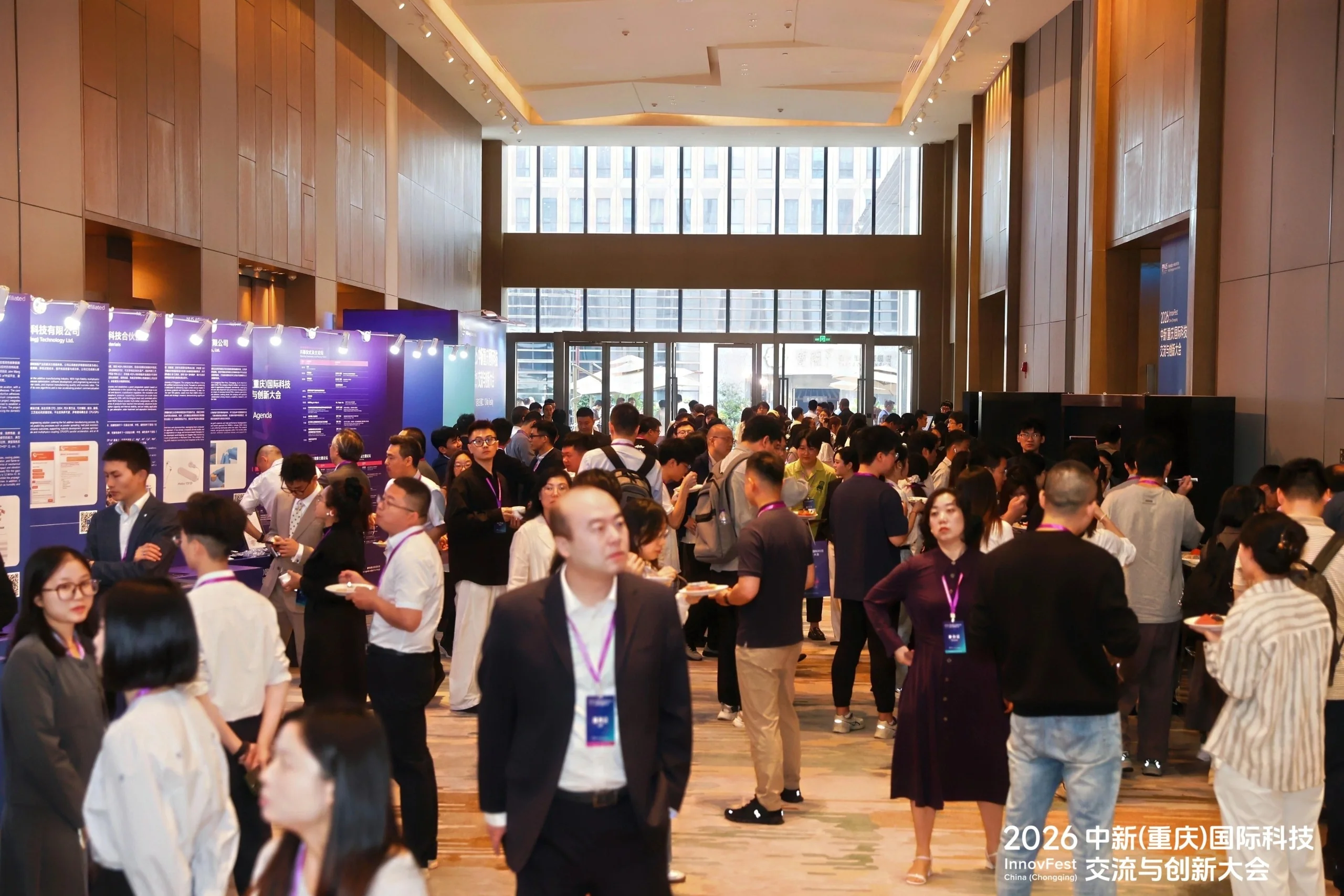 The technology showcase featured research outcomes and industrialisation projects from NUSRI Chongqing and Singapore-based technology companies, spanning advanced materials, AI and biomedicine.